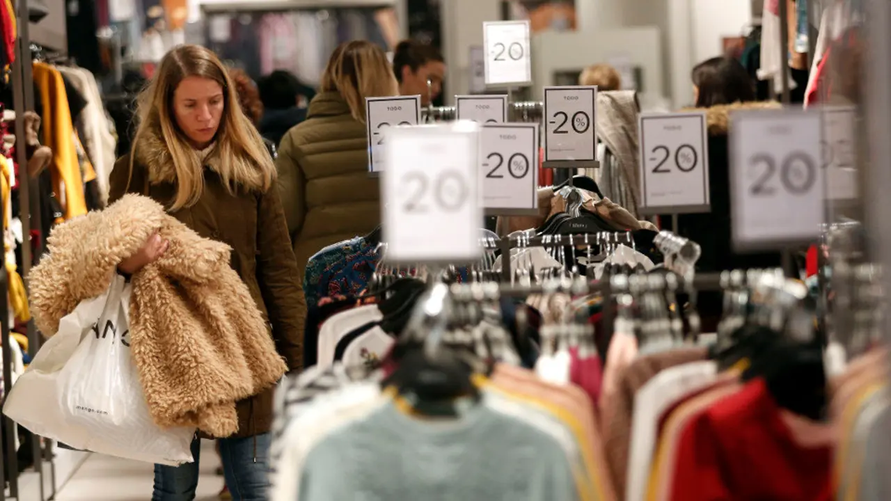 Una consumidora en una tienda de ropa. JAVIER CERVERA-MERCADILLO