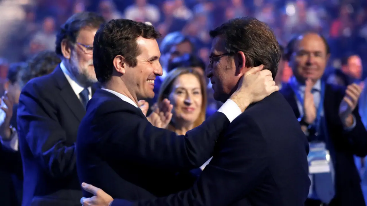 Casado y Feijóo, durante un acto del partido en Madrid. CHEMA MOYA (EFE)