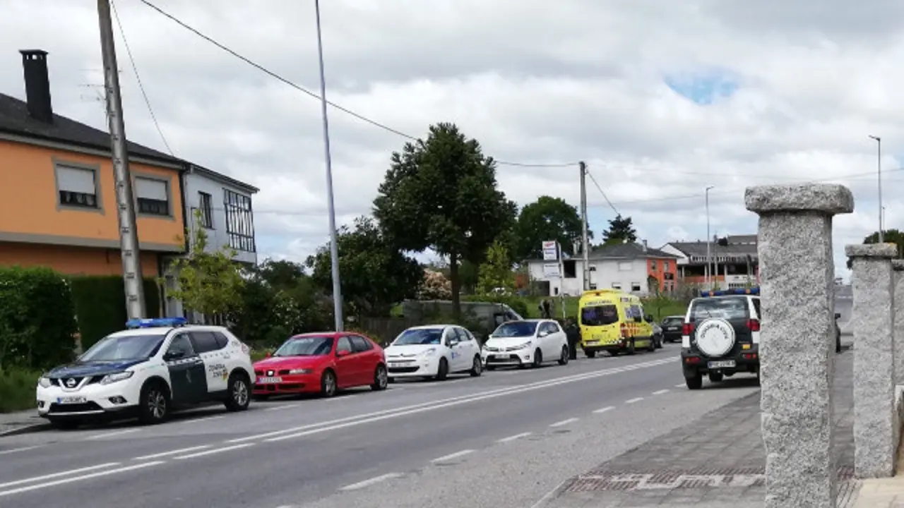 Ambulancia e coches da Garda Civil fronte á vivenda da vítima, en Muimenta. EP