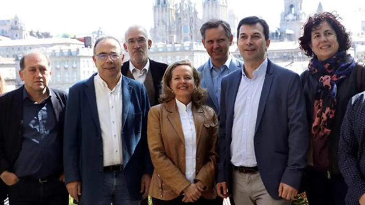 Calviño y Caballero acompañados de varios alcaldables socialistas XOÁN REY