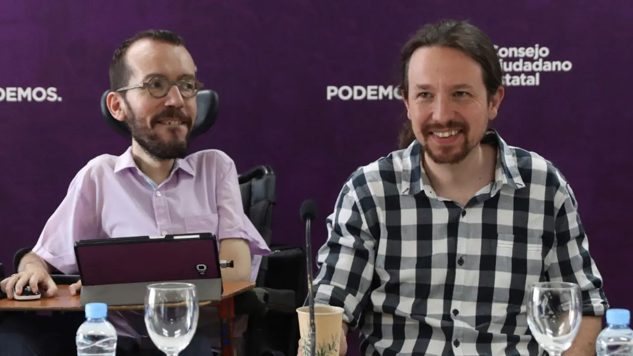 Pablo Echenique y Pablo Iglesias, durante  el Consejo Ciudadano Estatal.J.J GUILLEN (Efe)