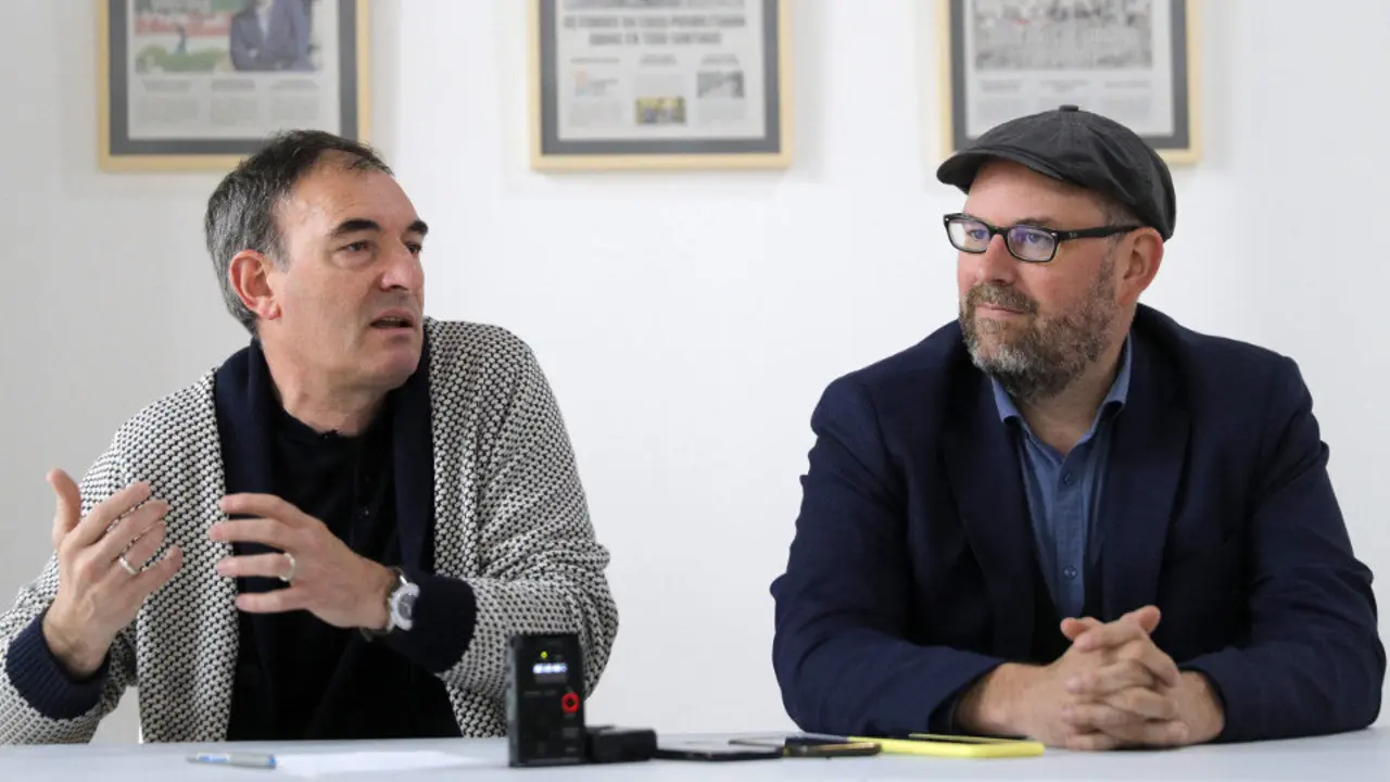 O rexidor de Teo, Rafa Sisto, e o alcalde de Santiago, Martiño Noriega, falan sobre a fusión de concellos. LAVANDEIRA JR (Efe)