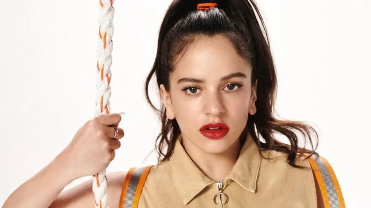 Rosalía cunha das pezas da colección. INSTAGRAM