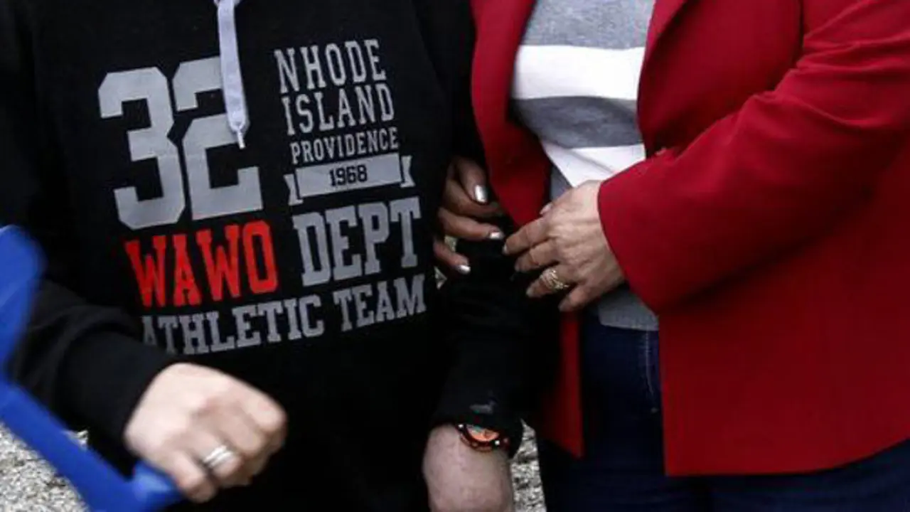 Una mujer cuida de un familiar. ARCHIVO