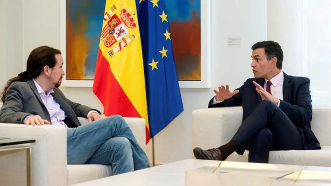 Pedro Sánchez recibe en la Moncloa al líder Podemos Pablo Iglesias. EFE