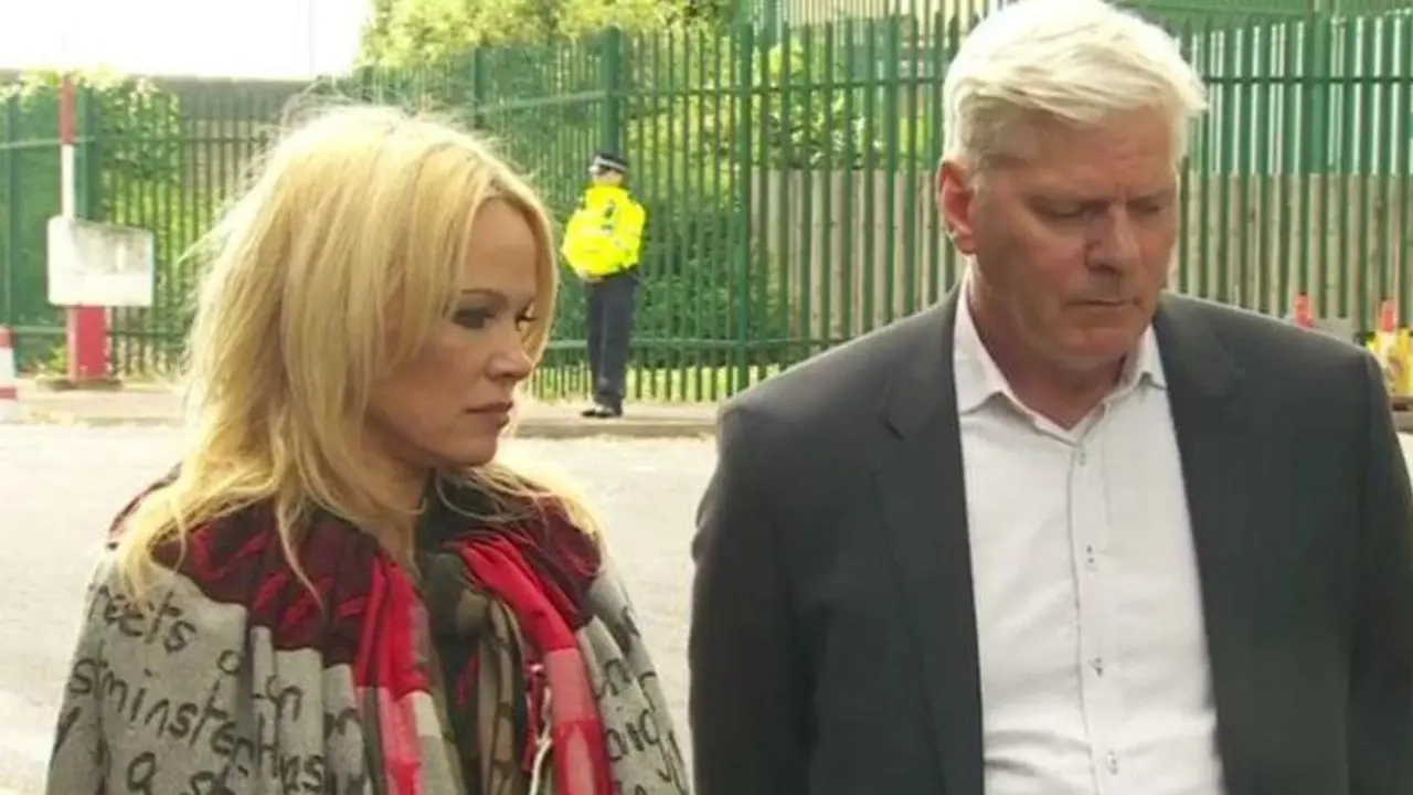 Un momento del vídeo difundido por la fundación de Pamela Anderson tras su visita a Assange en prisión. EP