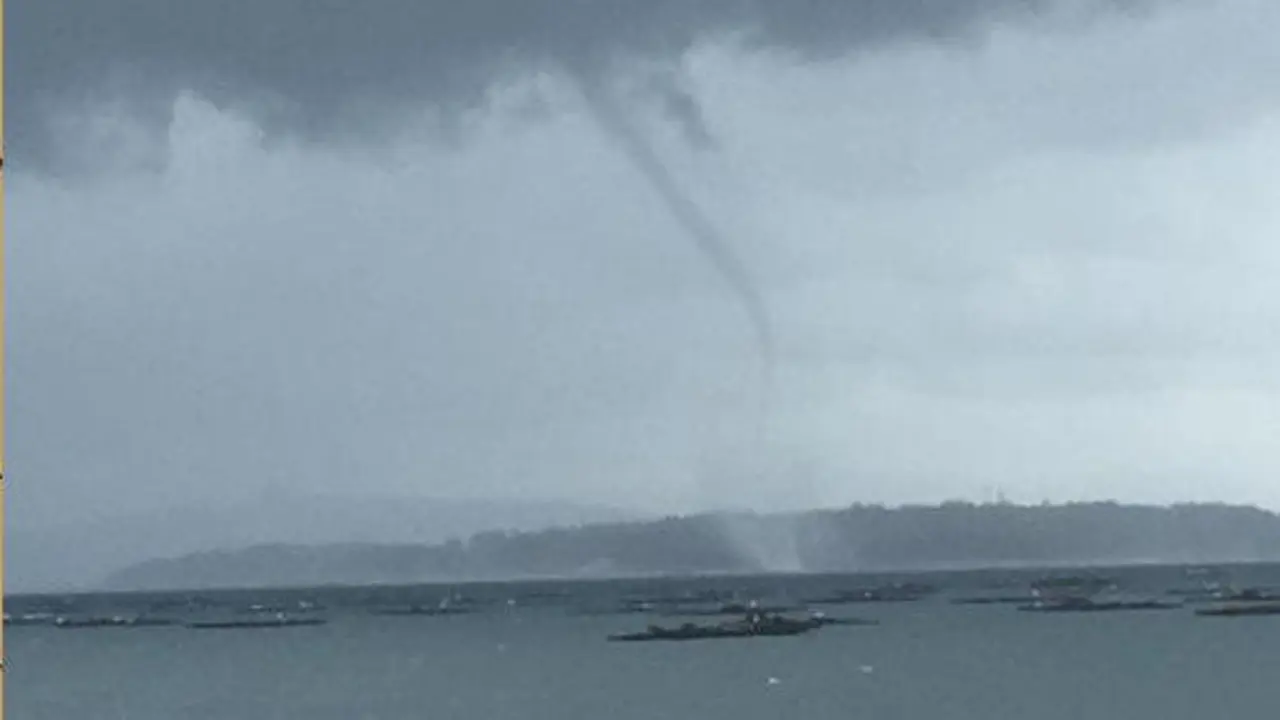 Manga marina en la ría de Arousa. MARTIN STEWART METEOGALICIA
