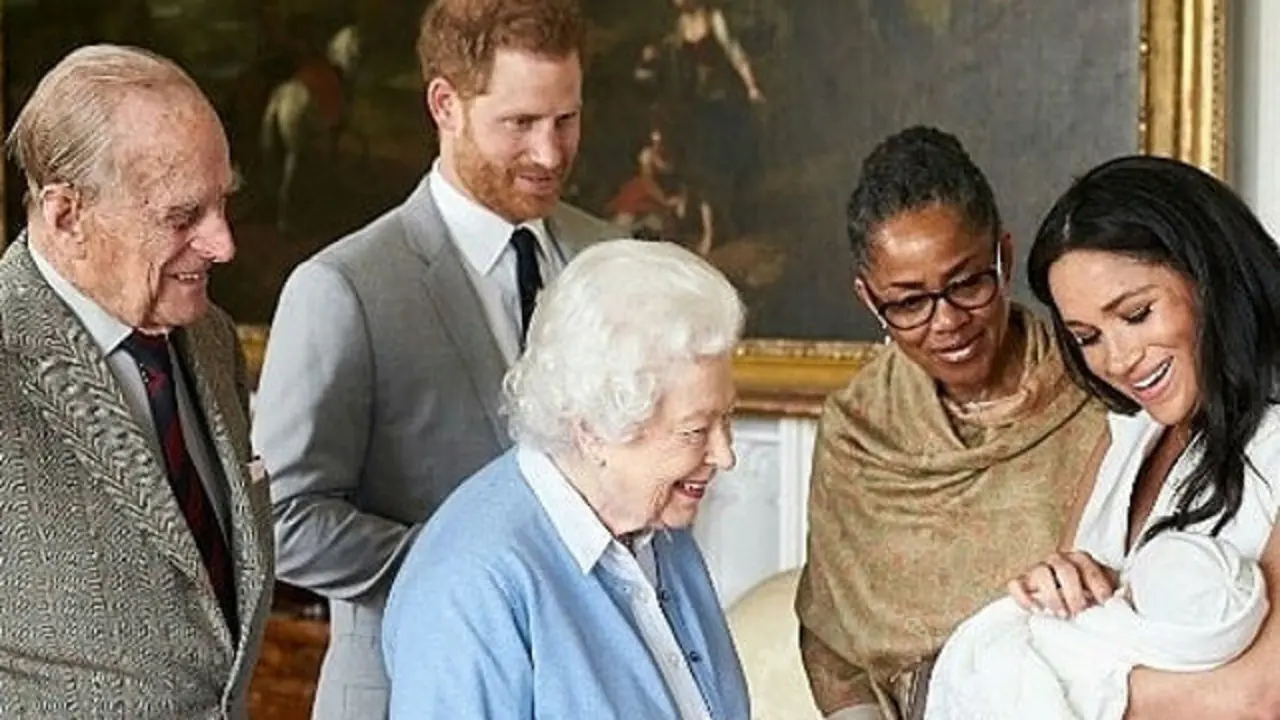 La reina Isabel II y su esposo ya conocen al bebé de Meghan y Harry. INSTAGRAM