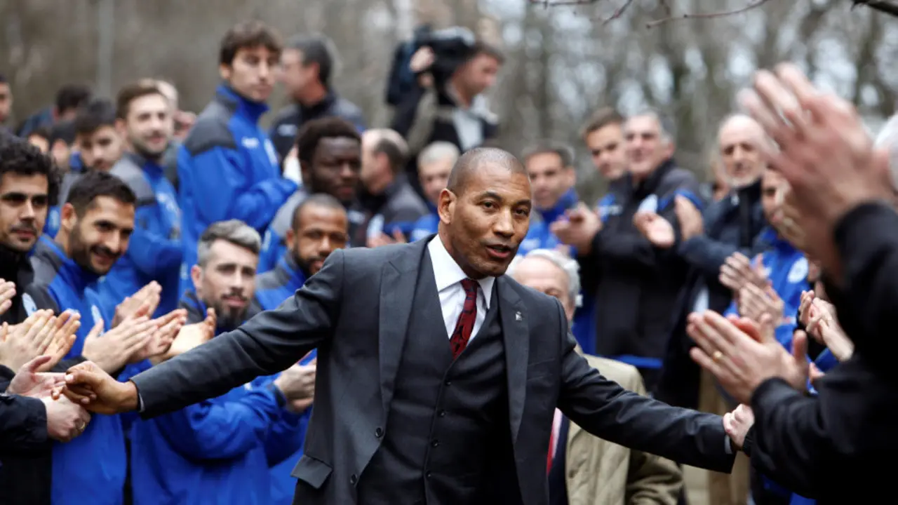 Mauro Silva, arroupado polos xogadores de Deportivo e veciños da Coruña.CABALAR (EFE)