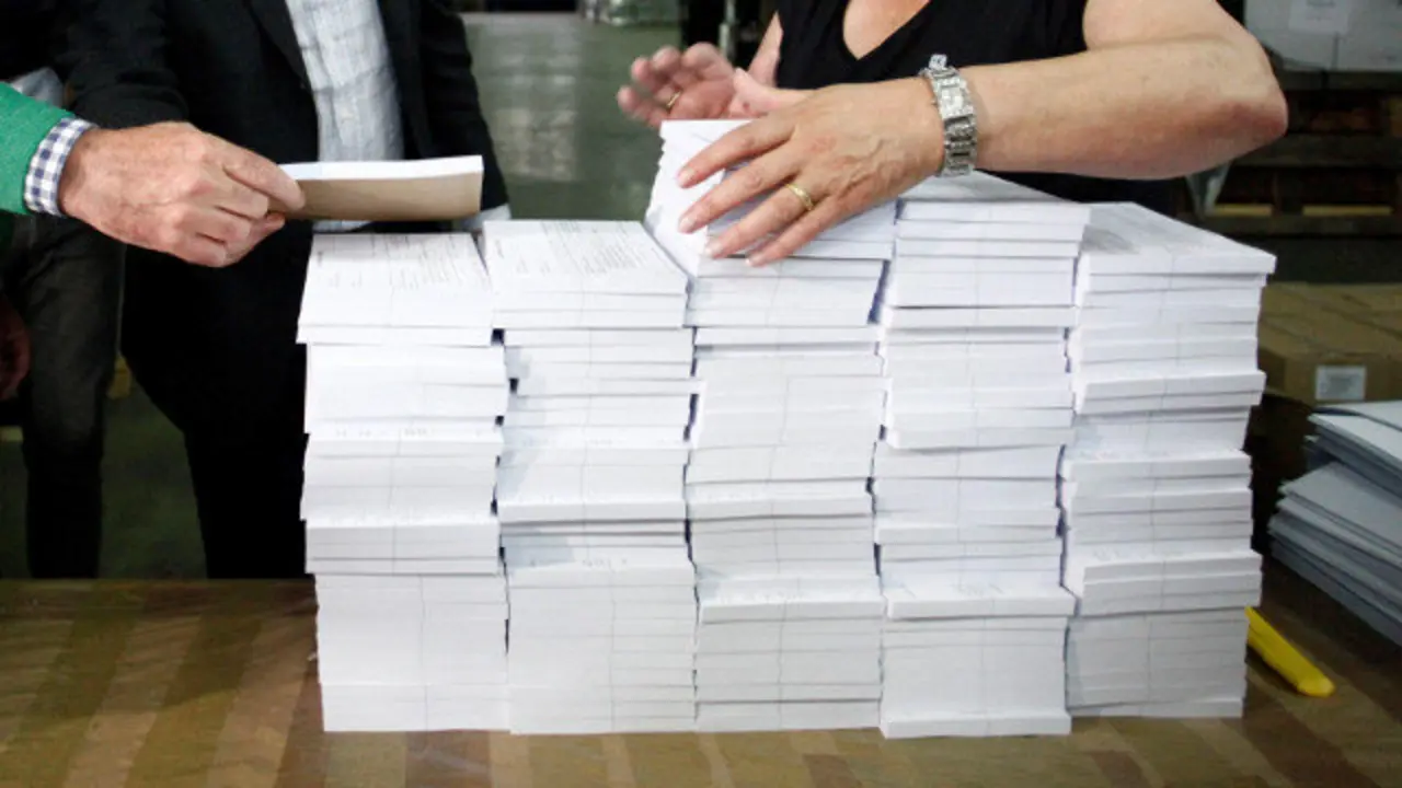 Operativo de distribución de material loxístico para as eleccións europeas e municipais do 26 de maio. CABALAR (EFE)