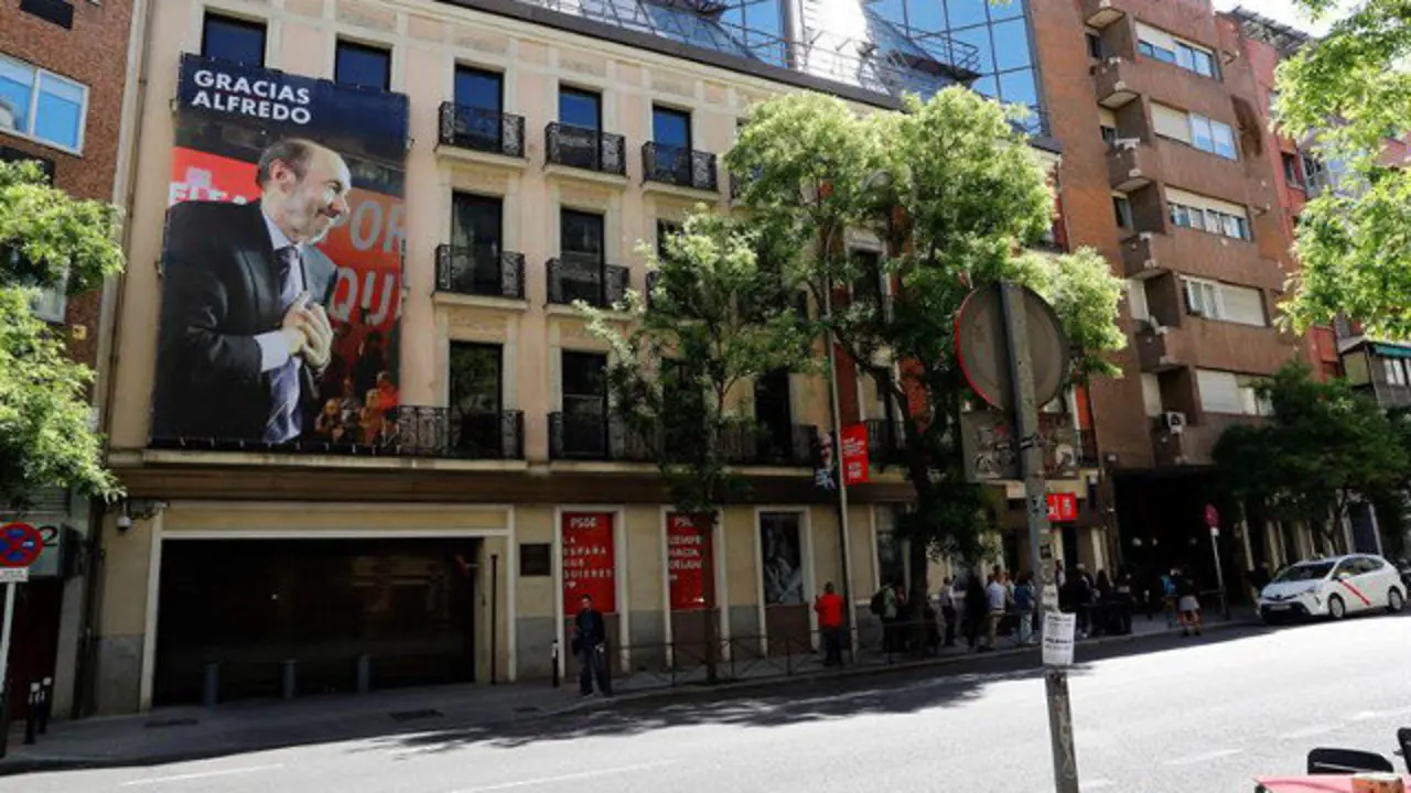 Pancarta en homenaje a Rubalcaba. EFE