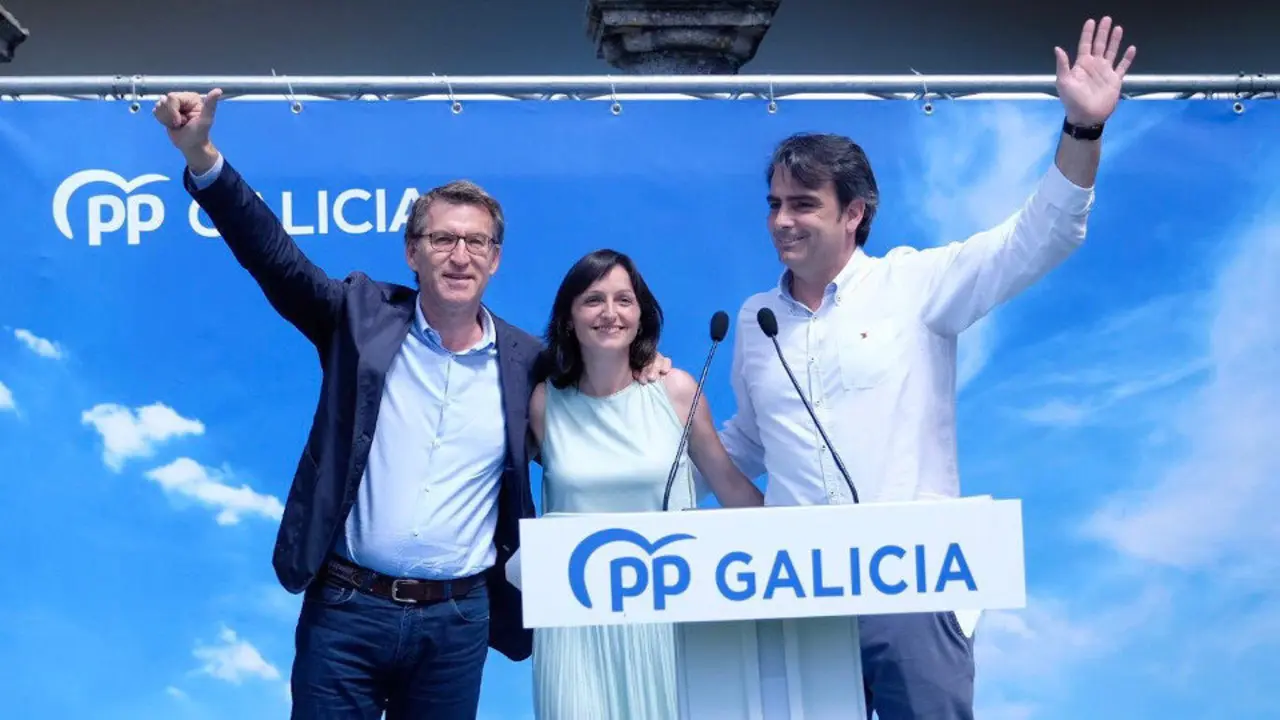 Feijóo, junto a Raquel Rodríguez y Diego Calvo durante la jornada. TWITTER