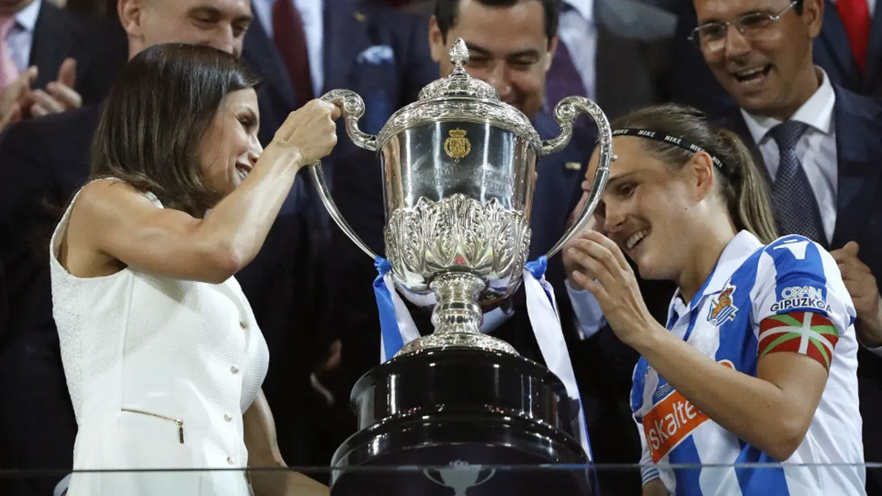 La Reina Letizia hace entrega del trofeo a la capitana de la Real Sociedad, Sandra Ramajo. JORGE ZAPATA (EFE)