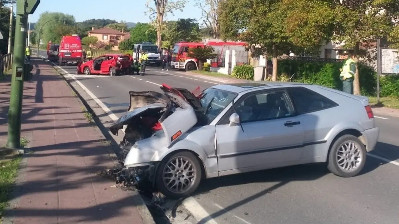 Los dos coches implicados, en el lugar del accidente. 112 CANTABRIA