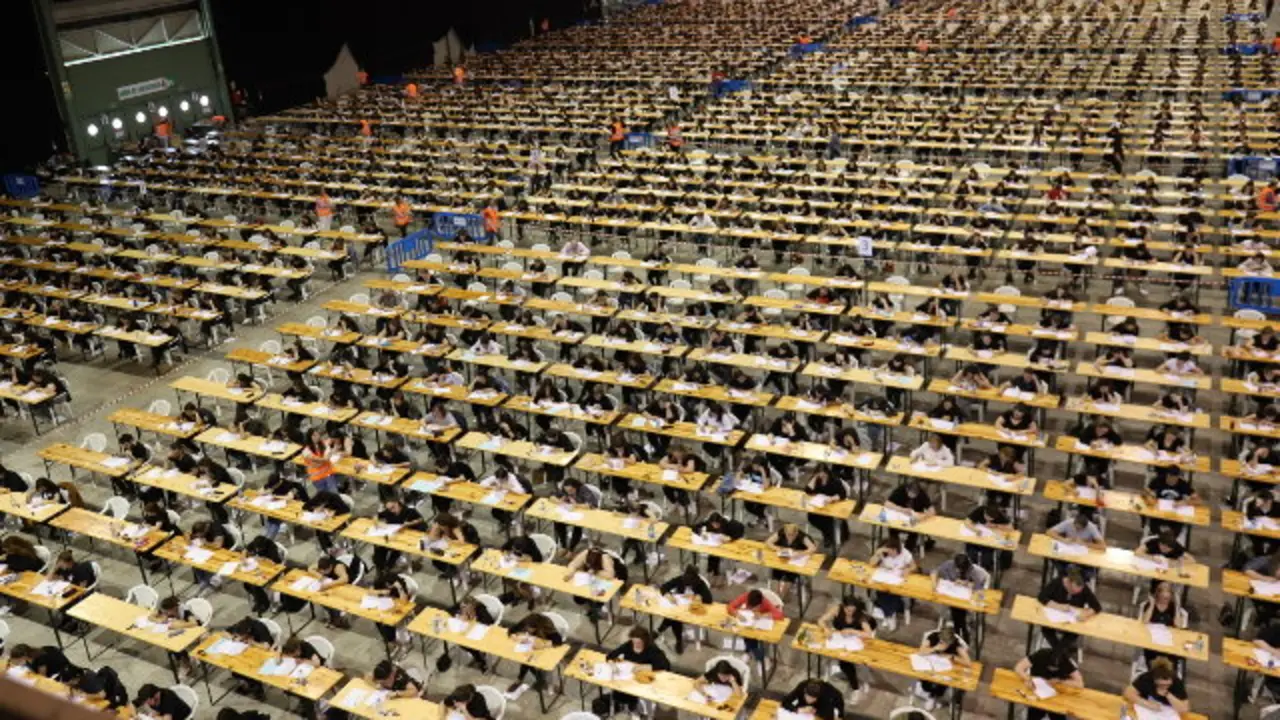 Participantes en unas oposiciones de enfermaría en Silleda. PATRICIA FIGUEIRAS