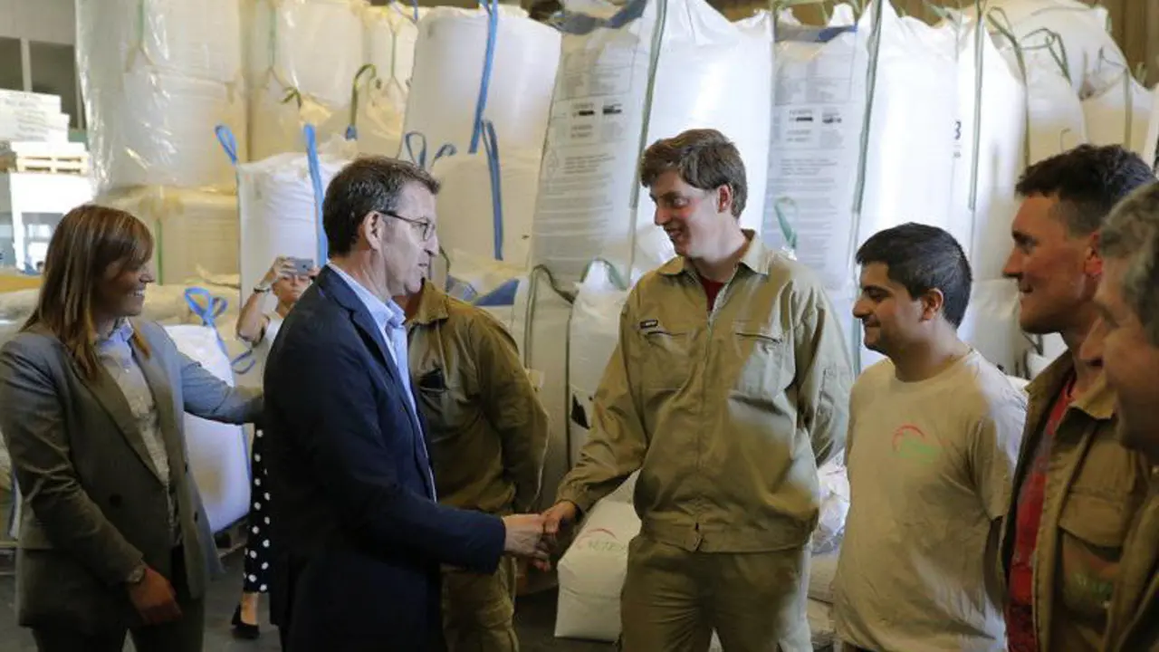 Alberto Núñez Feijóo junto a la candidata del PP en Melide, Dalia García. LAVANDEIRA, EFE