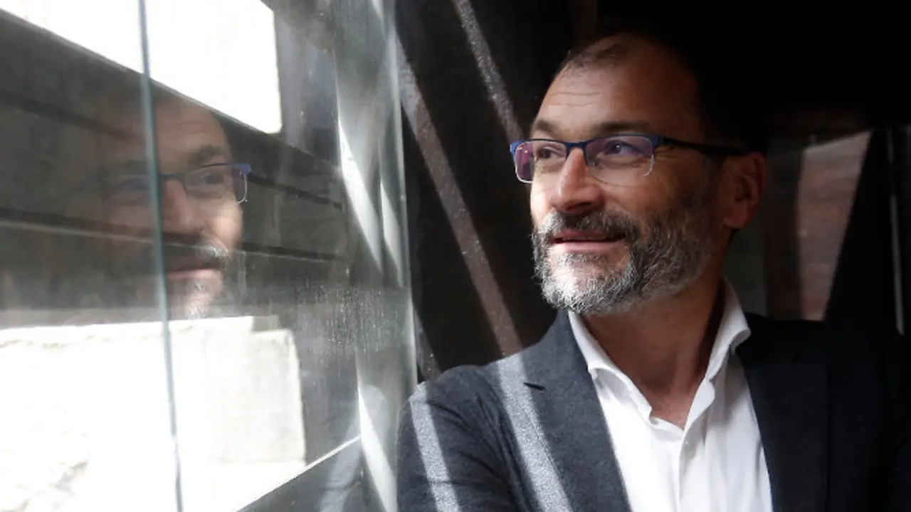 O profesor Isorna, no vicerrectorado da Universidade de Vigo en Pontevedra. JAVIER CERVERA-MERCADILLO