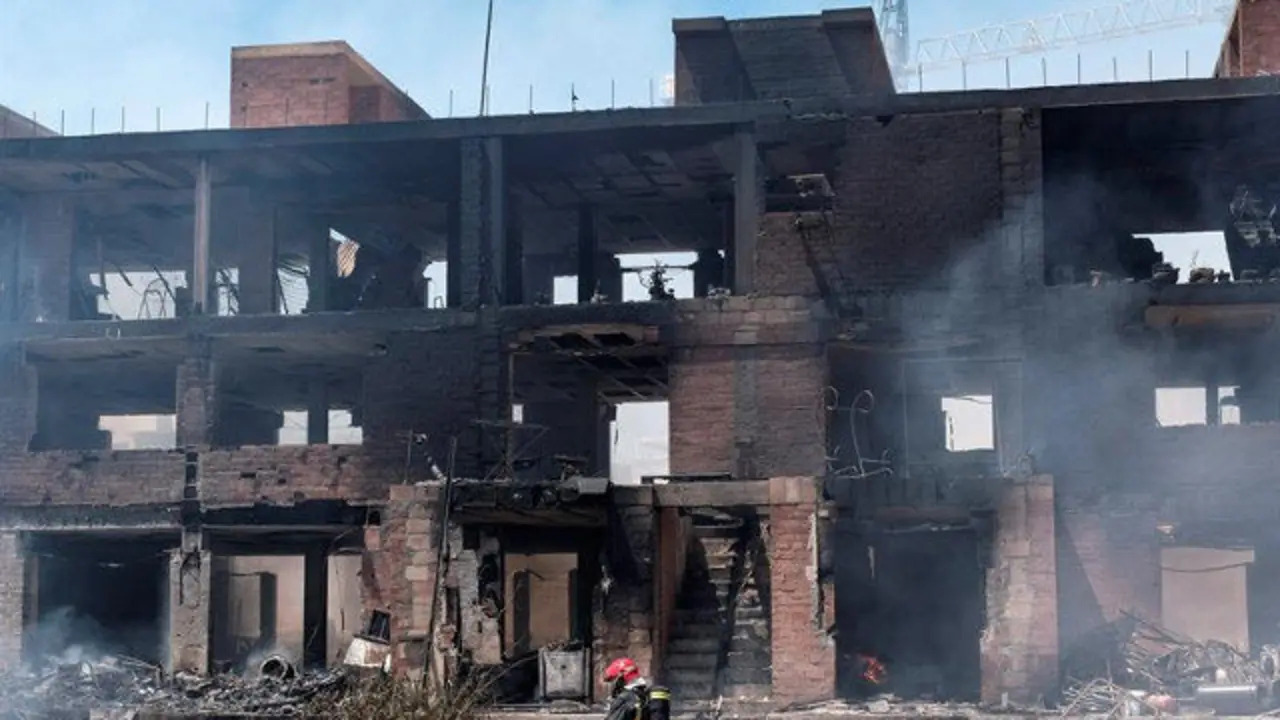 Edificio okupado en Ibiza tras un incendio. SERGIO G. CAÑIZARES (EFE)