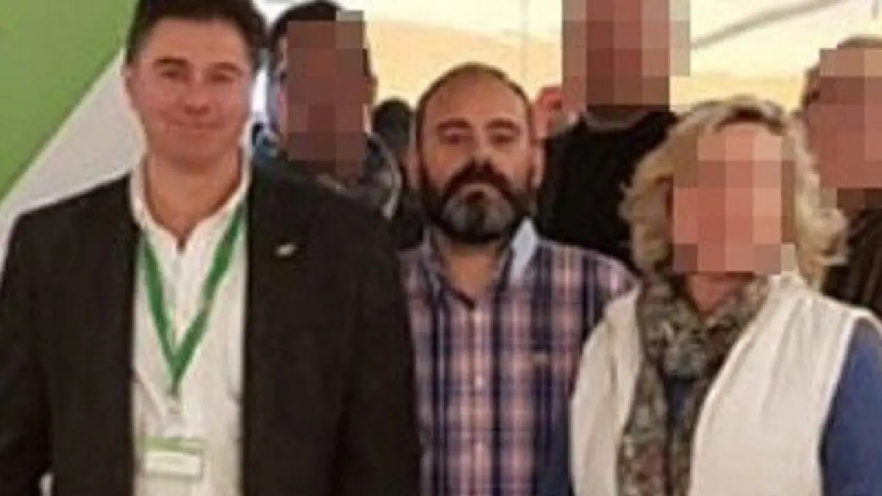 Jorge Bonito Vera, en el centro. TWITTER