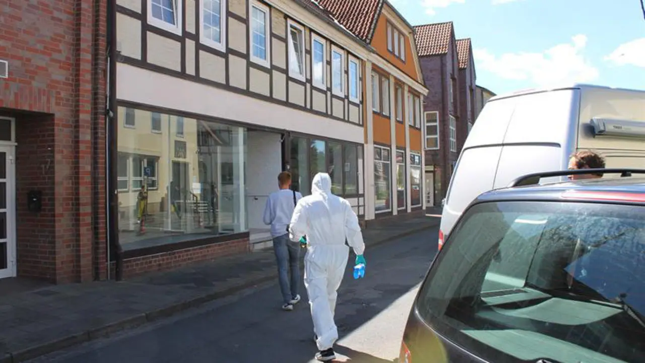 Policías caminan hacia uno de los lugares de los crímenes. EFE