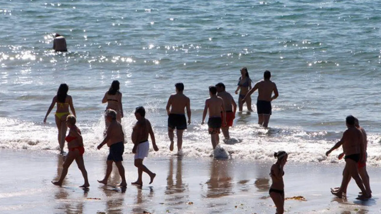 Bañistas en Samil. SALVADOR SAS