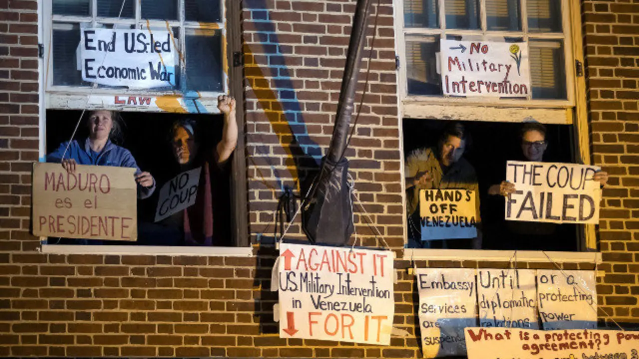Activistas partidarios de Maduro gritan consignas desde la embajada de Venezuela en Washington. EFE