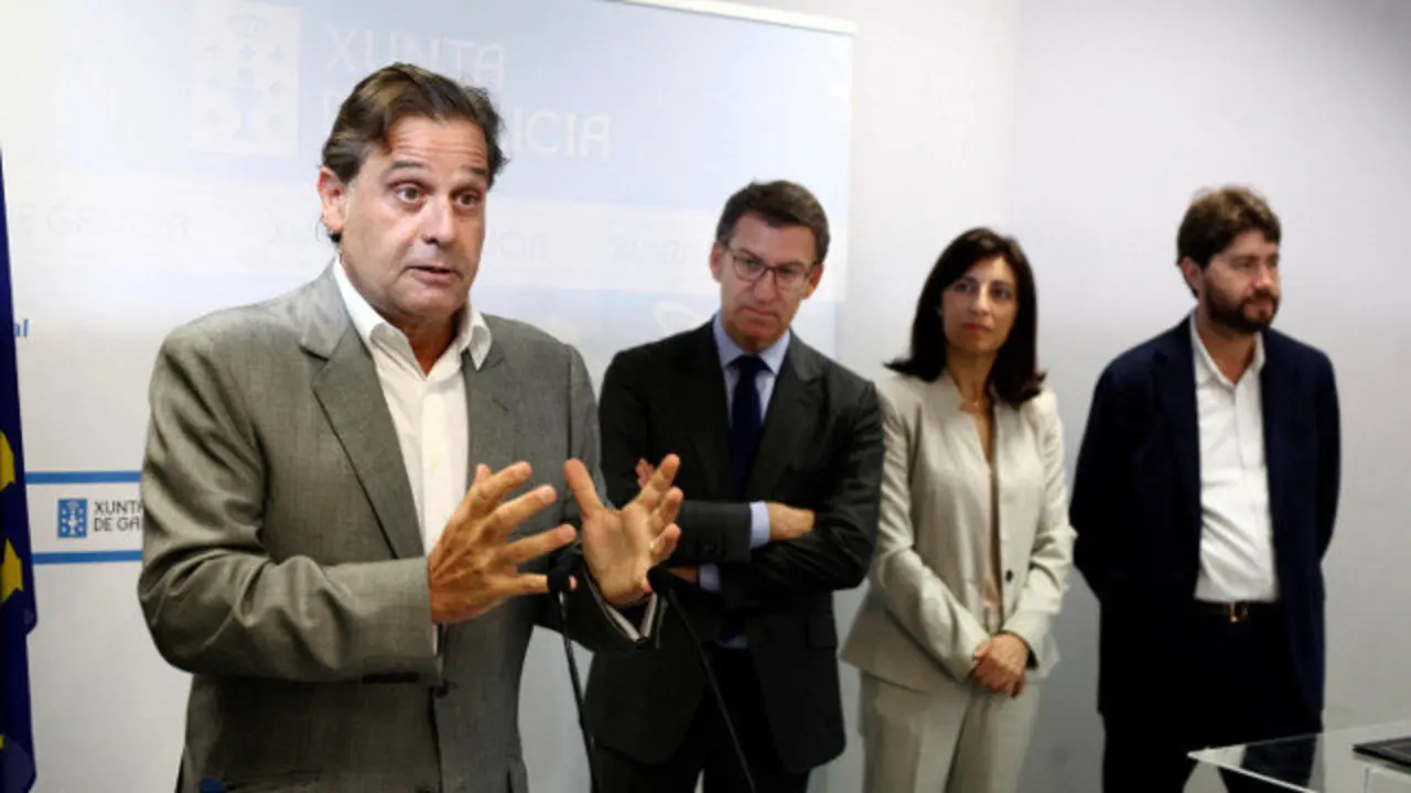 Rivera, junto a Feijóo a Vázquez, en el acto. EFE