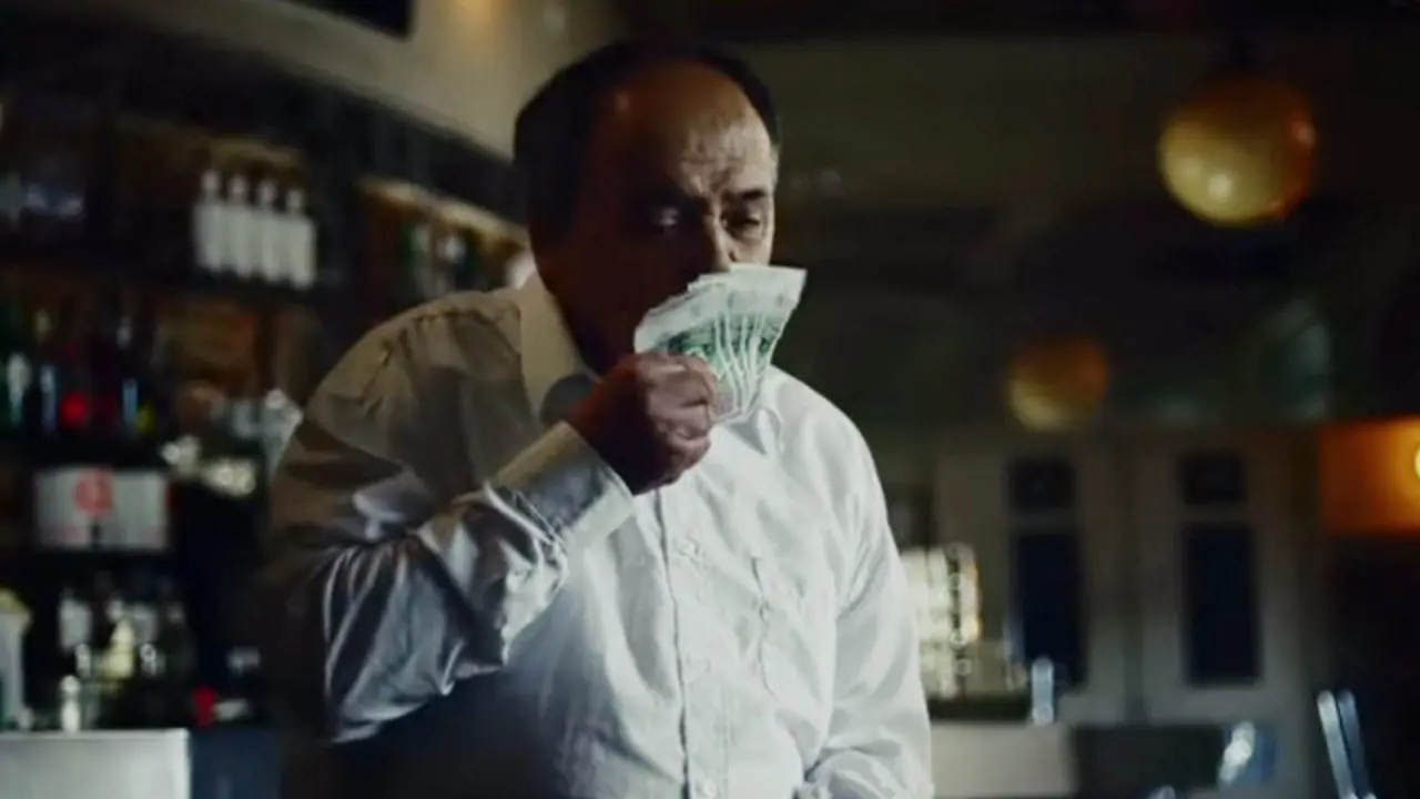 Ca&ntilde;ita Brava tras recibir o sobre coas 6.000 pesetas. YOUTUBE