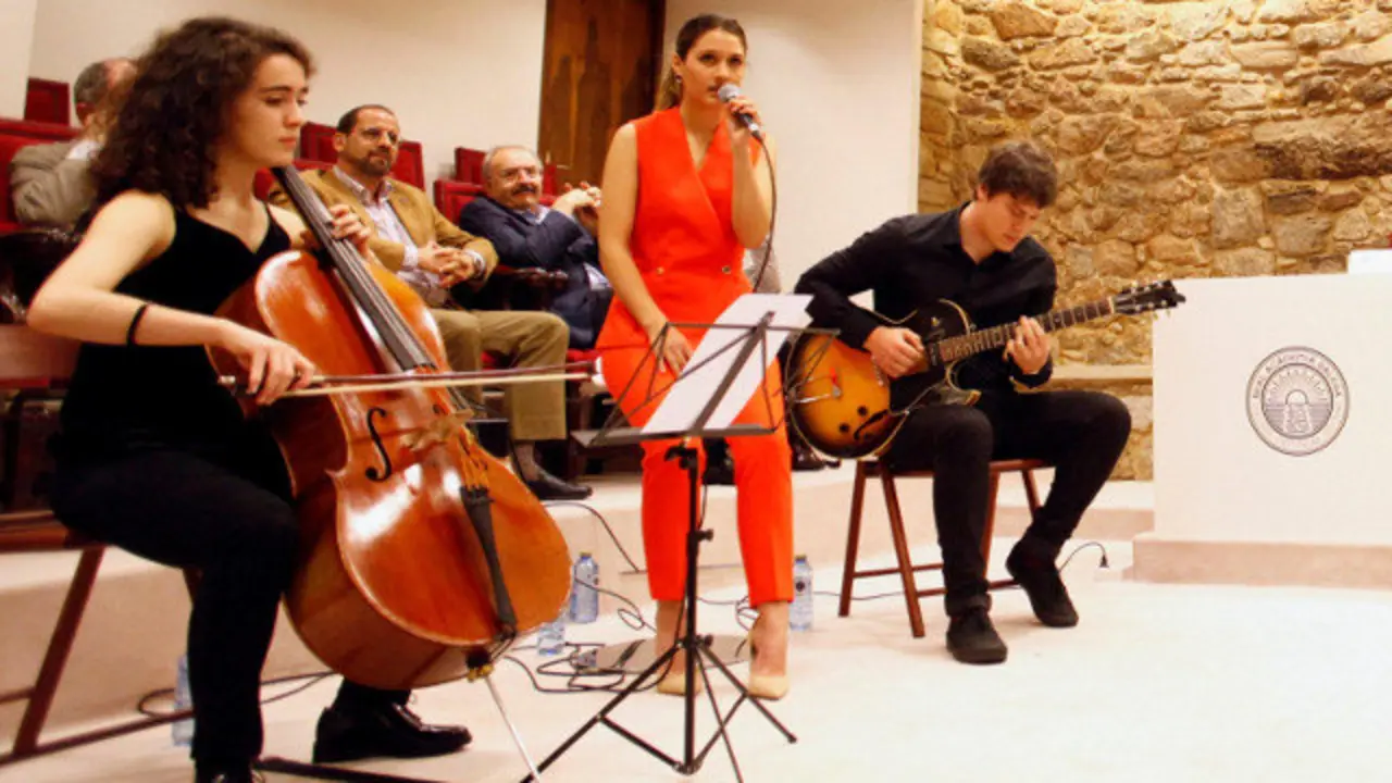 Sabela cantou na presentación do libro sobre Antonio Fraguas. CABALAR (EFE)