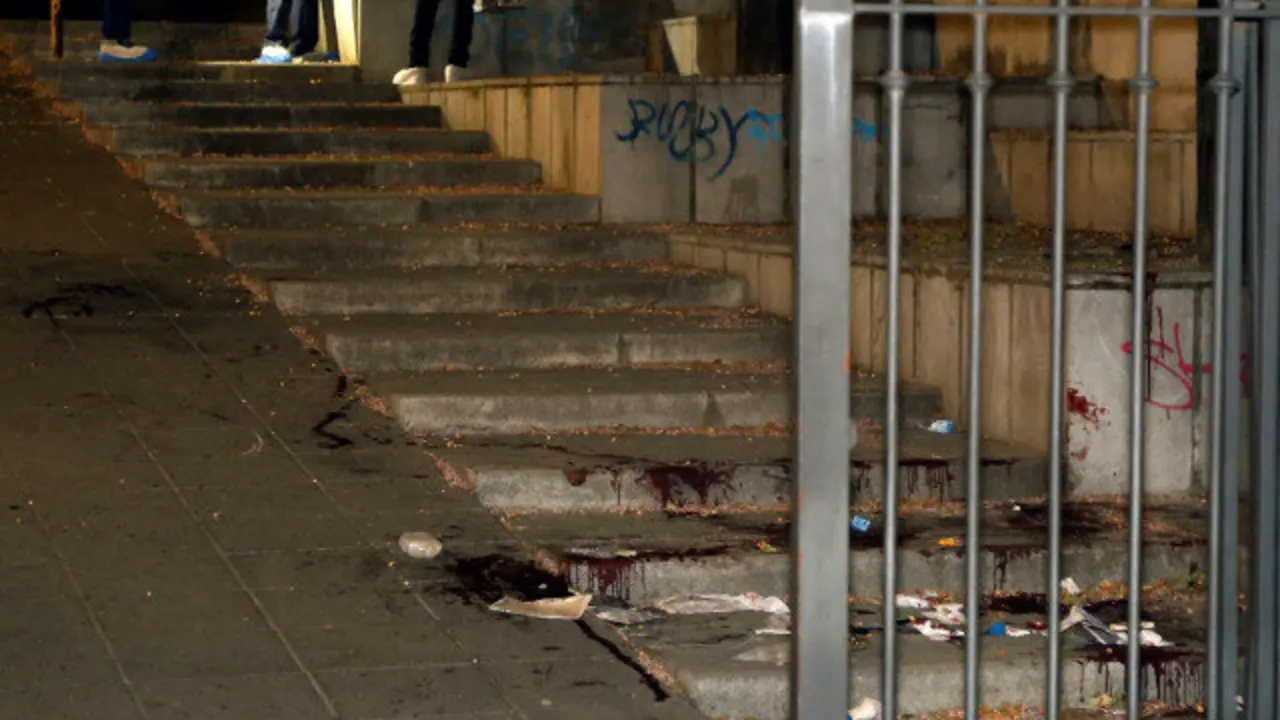 Membros da policía científica inspeccionan o lugar onde un home feriu de gravidade con arma branca á súa suposta exparella en Granada. PEPE TORRES (EFE)