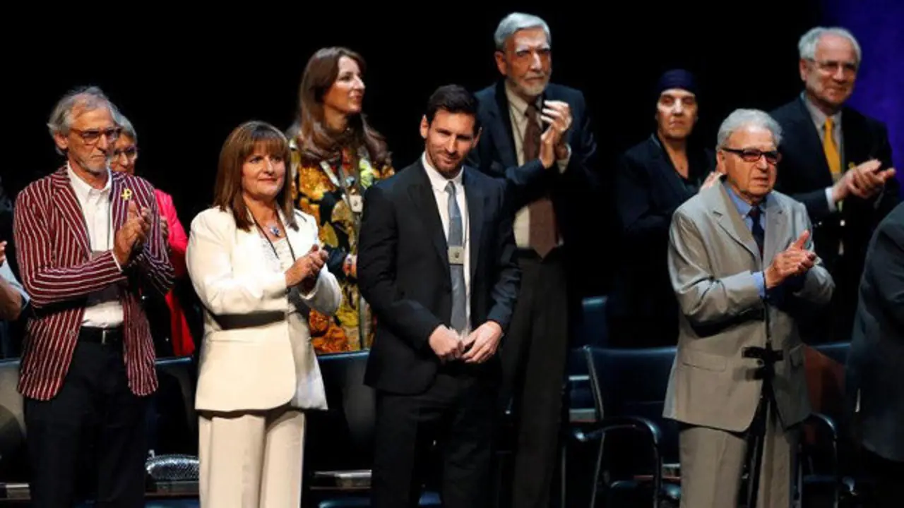 Messi no aplaude a favor de los presos al recibir la Creu de Sant Jordi. TONI ALBIR (EFE)