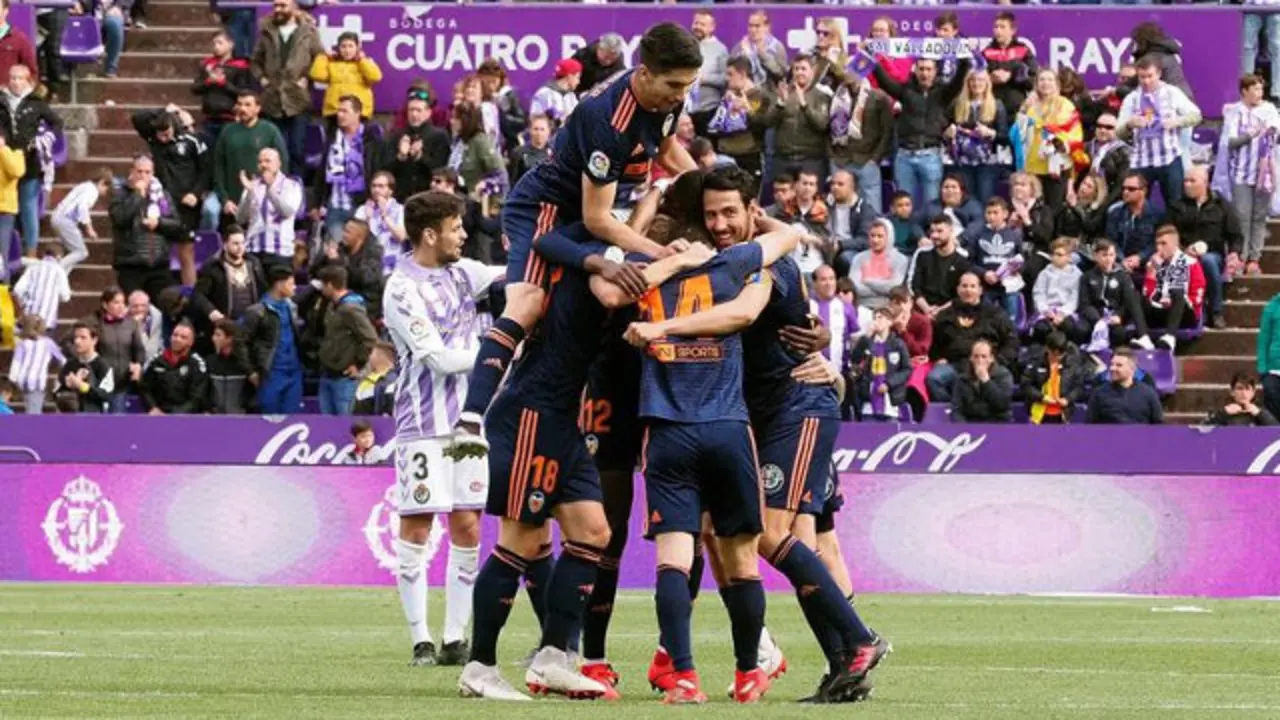 Los jugadores del Valencia clebran su clasificación para la Champions. R. GARCÍA (Efe)