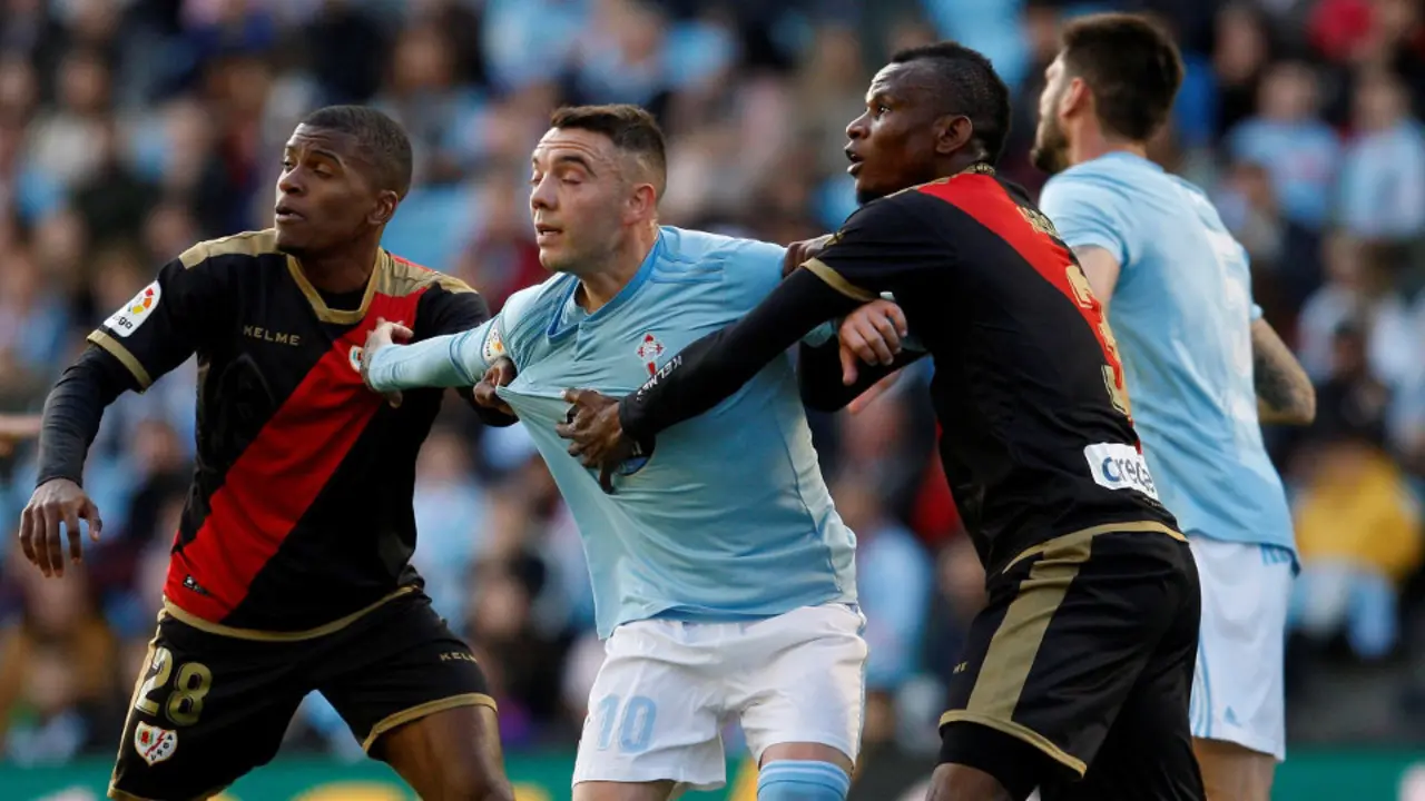 Iago Aspas disputa un balón en el área del Rayo. SALVADOR SAS (Efe)