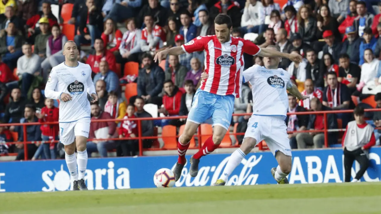 Un momento del derbi. XESÚS PONTE