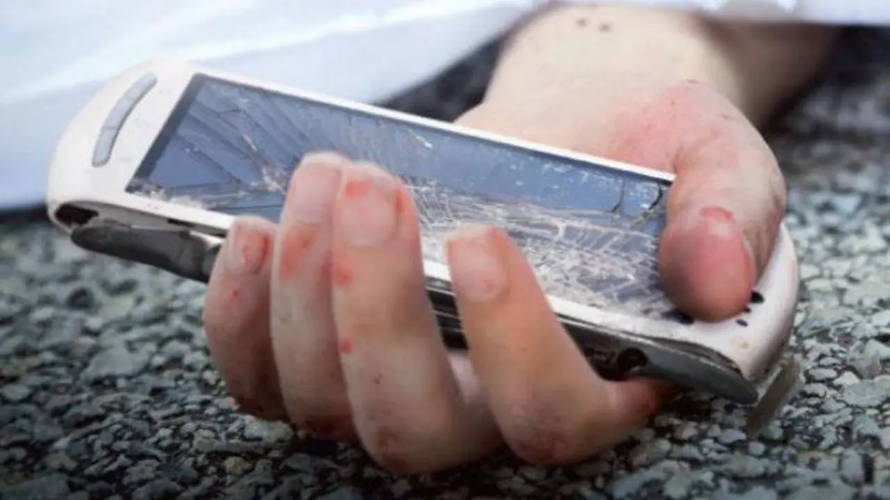 Un gesto tan sencillo como desviar la vista hacia el móvil cuando vamos al volante puede salir demasiado caro. EP