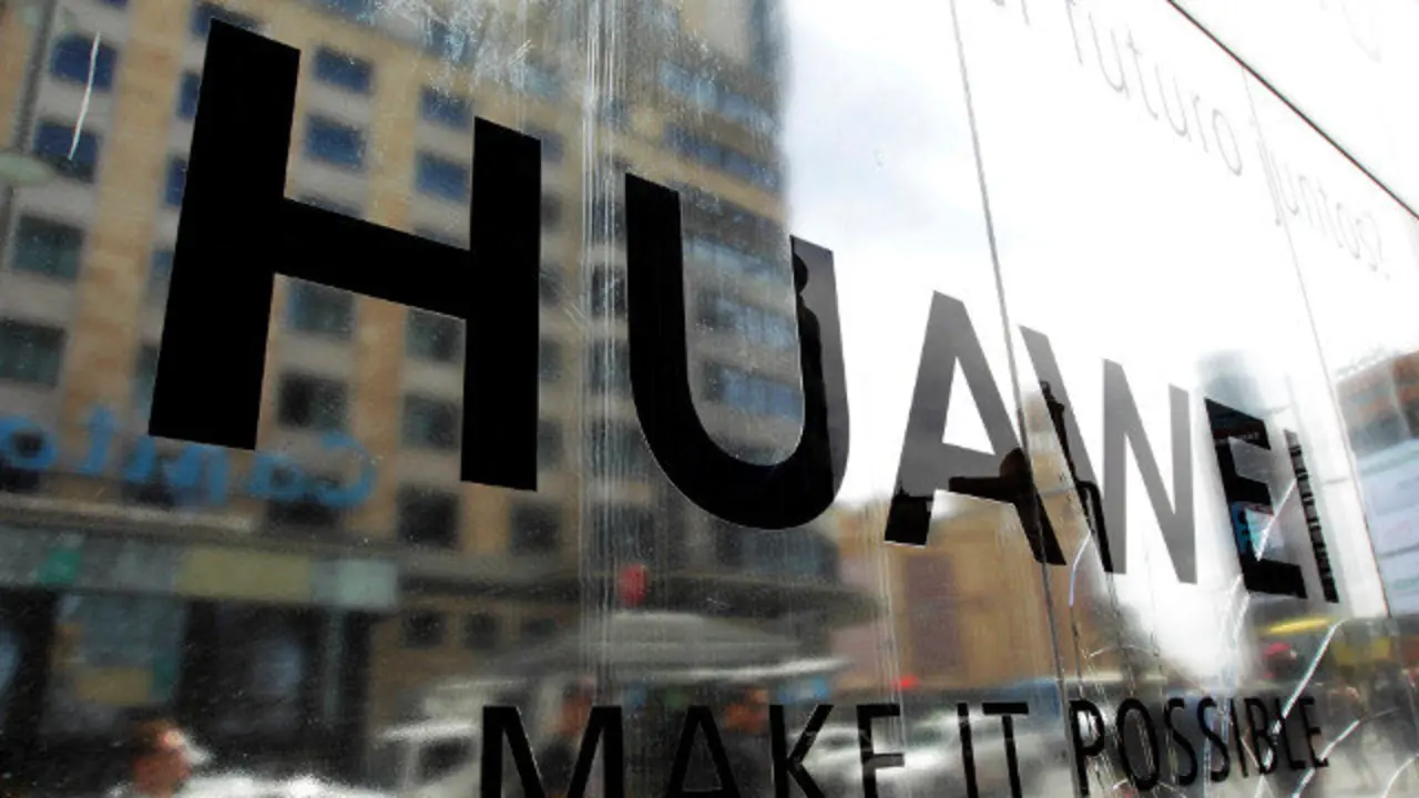 Tenda de Huawei na Gran Vía de Madrid. CARLOS PÉREZ (EFE)