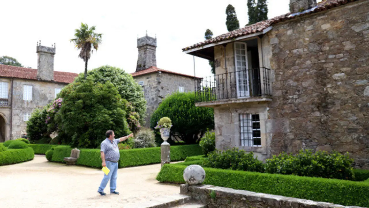 Fiestra pola que os ladróns accederon ao interior do Pazo de Oca. PATRICIA FIGUEIRAS