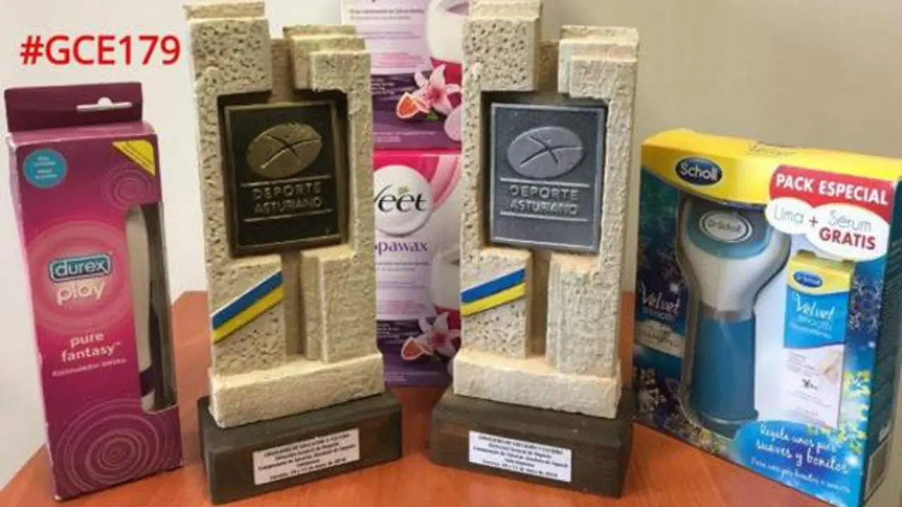 O set de produtos que recibiu o equipo de squash. TWITTER