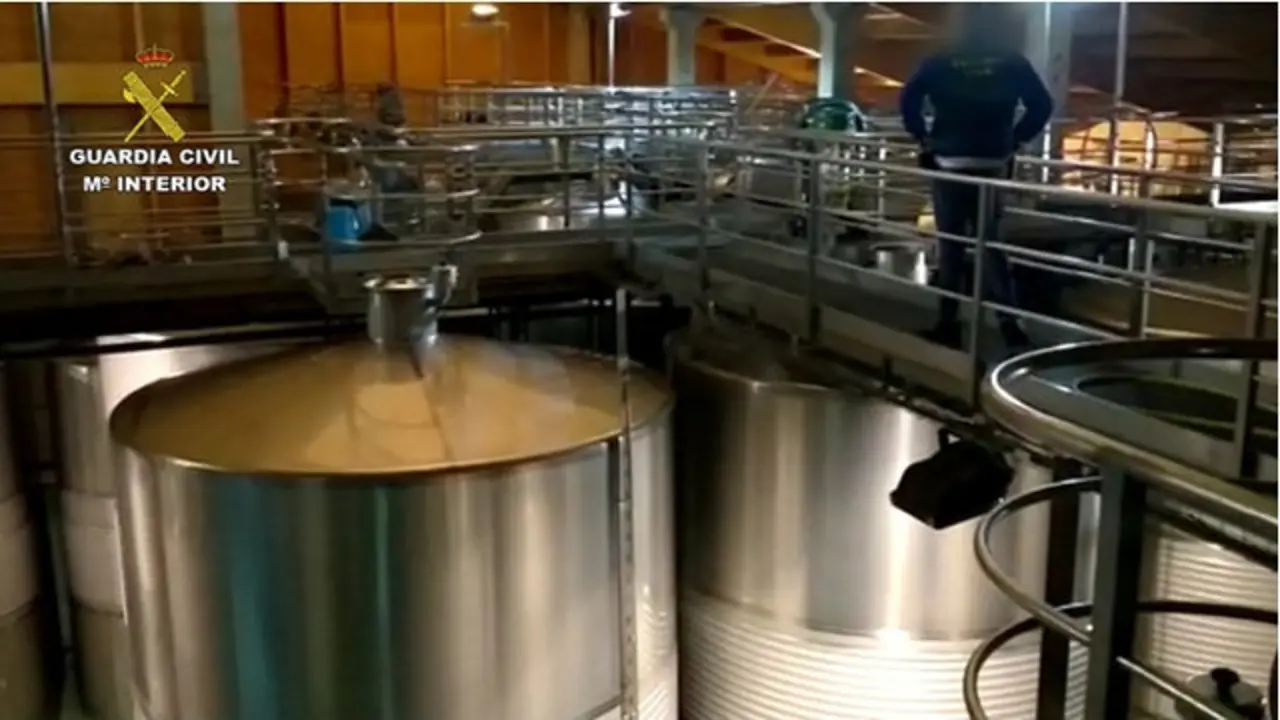 Interior de la nave intervenida en Coles. GUARDIA CIVIL