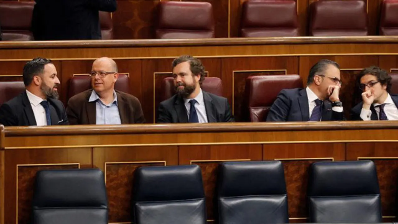 Diputados de Vox, en la bancada socialista. BALLESTEROS (EFE)
