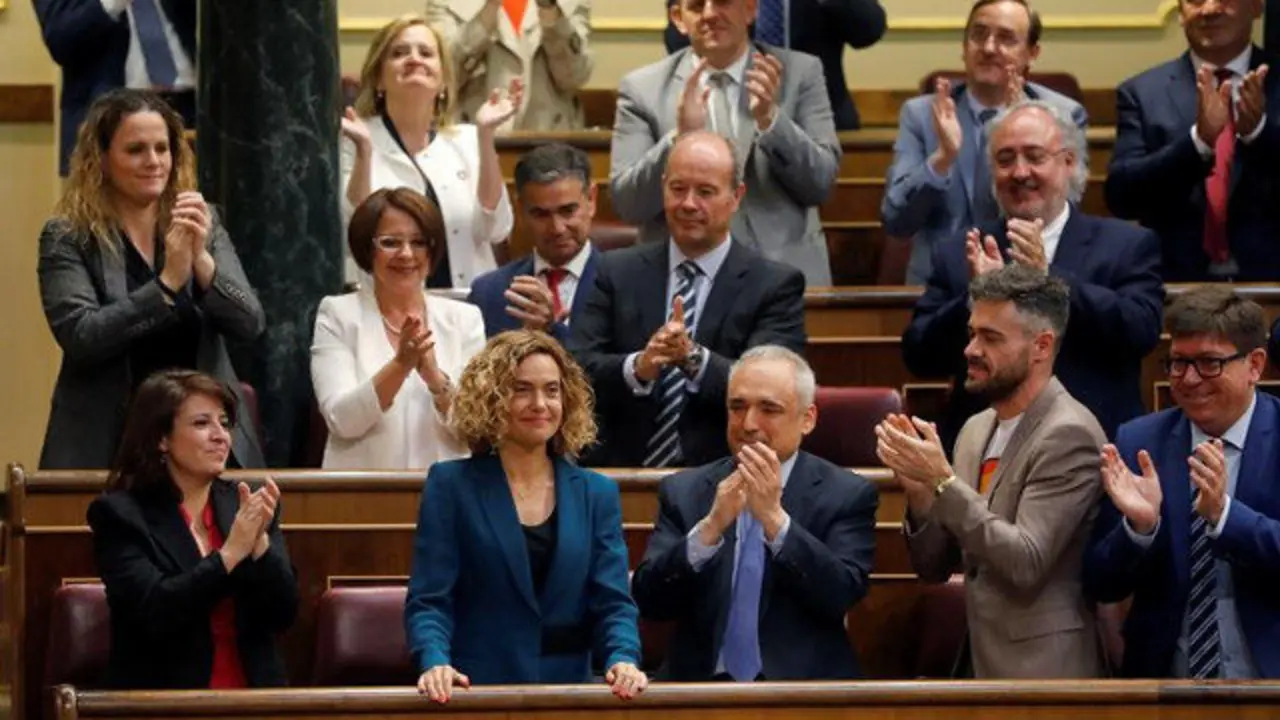 Meritxell Batet, aplaudida por sus compañeros. BALLESTEROS (EFE)