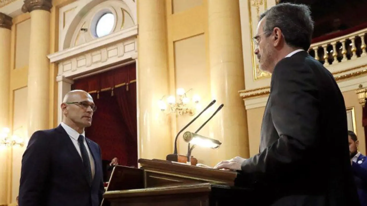 Raül Romeva presta juramento ante la Constitución. ZIPI (EFE)