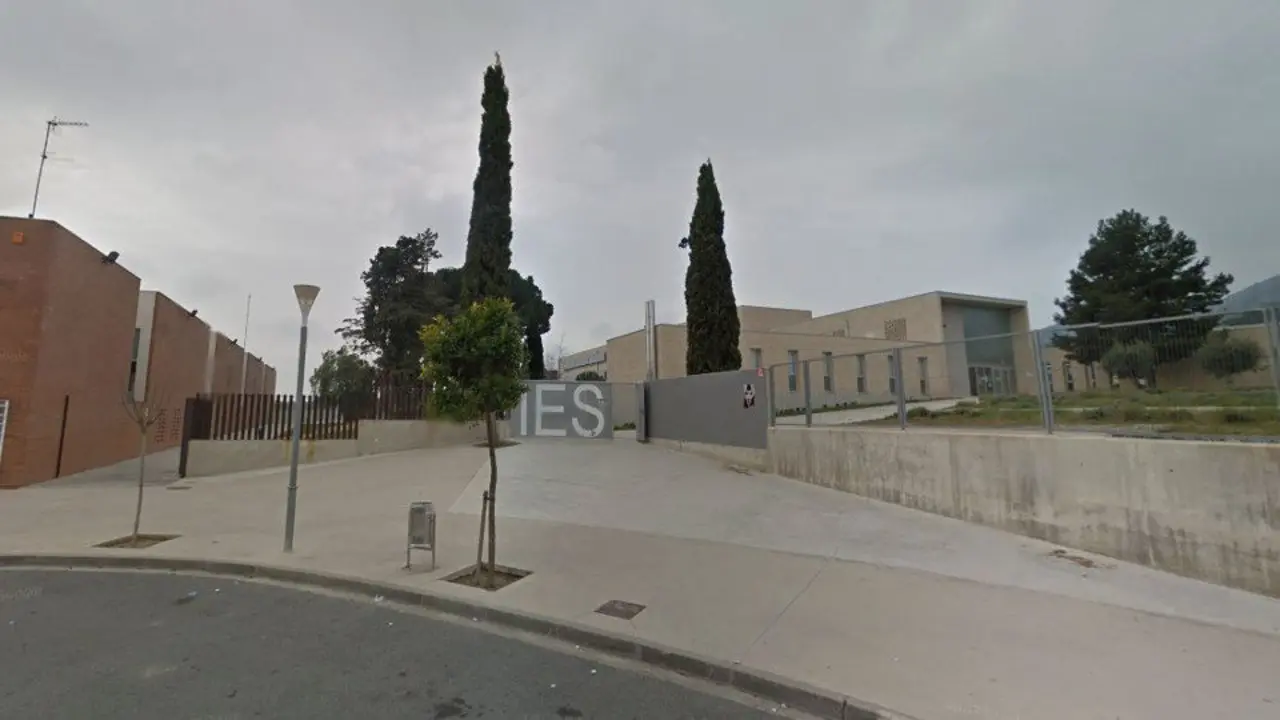 Instituto Joan Puig i Ferrater, en cuyas inmediaciones se produjo la muerte del menor electrocutado. GOOGLE MAPS