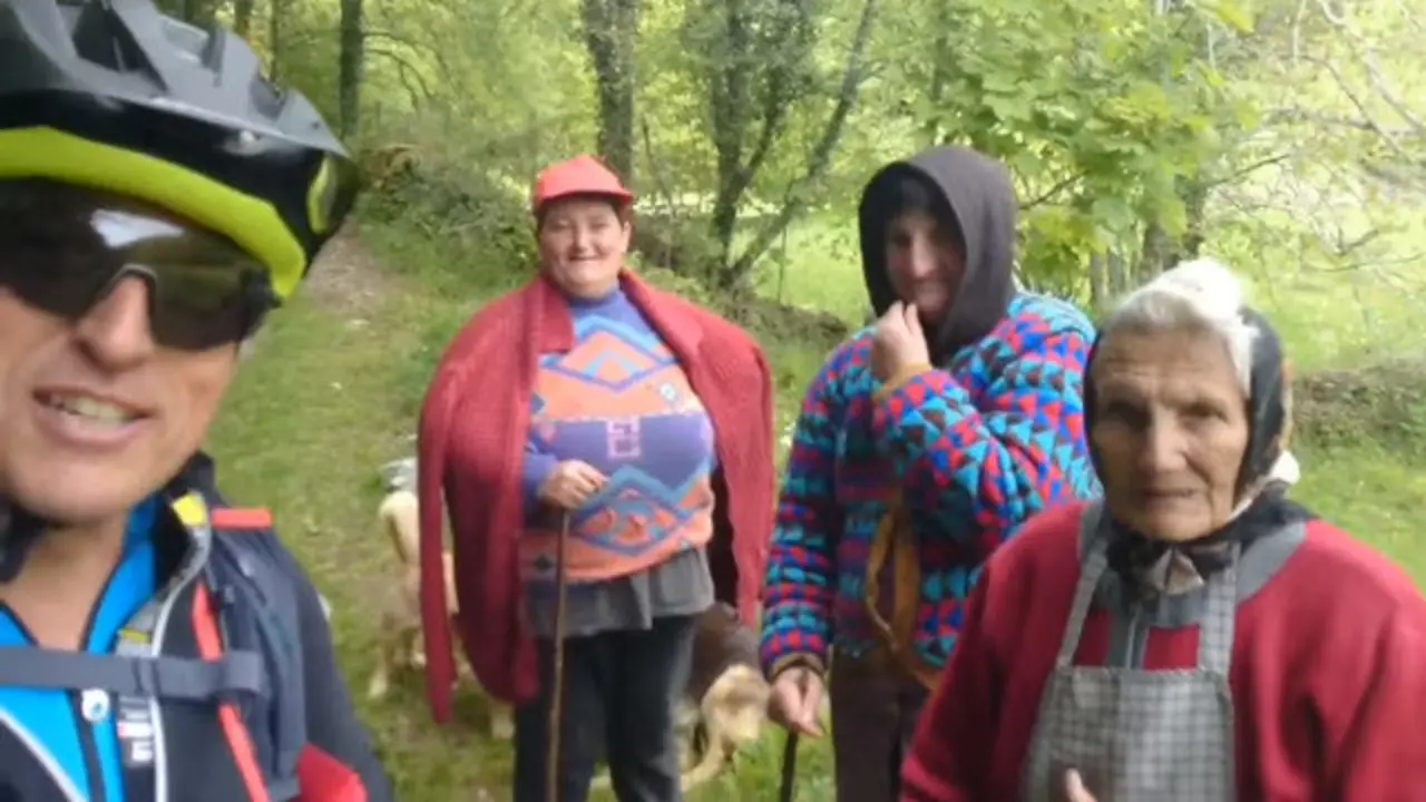 Calleja xunto a unhas veciñas do Caurel. FACEBOOK