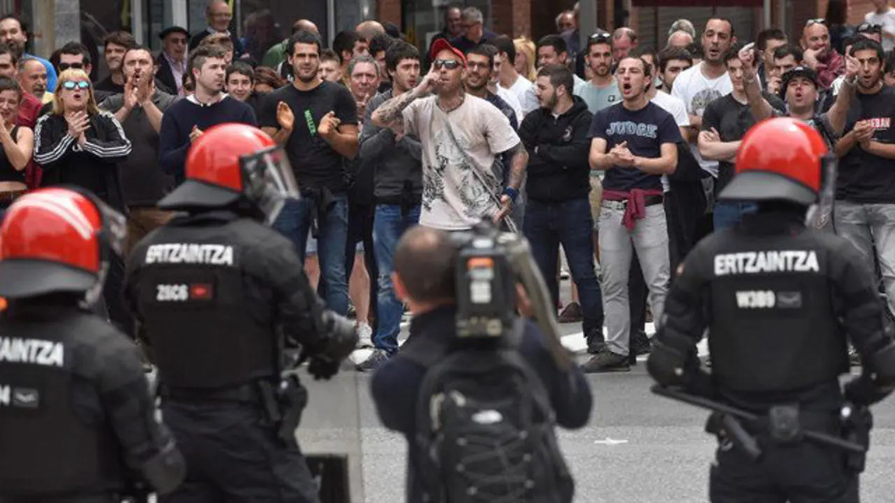 Agente vigilan el acto de Ciudadanos en homenaje a las víctimas del terrorismo en Ugao Mirablles MIGUEL TOÑA