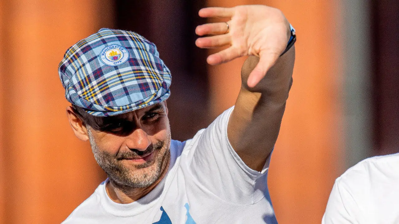 Pep Guardiola, durante la celebración de los títulos logrados con el Manchester City esta temporada. PETER POWELL (EFE)