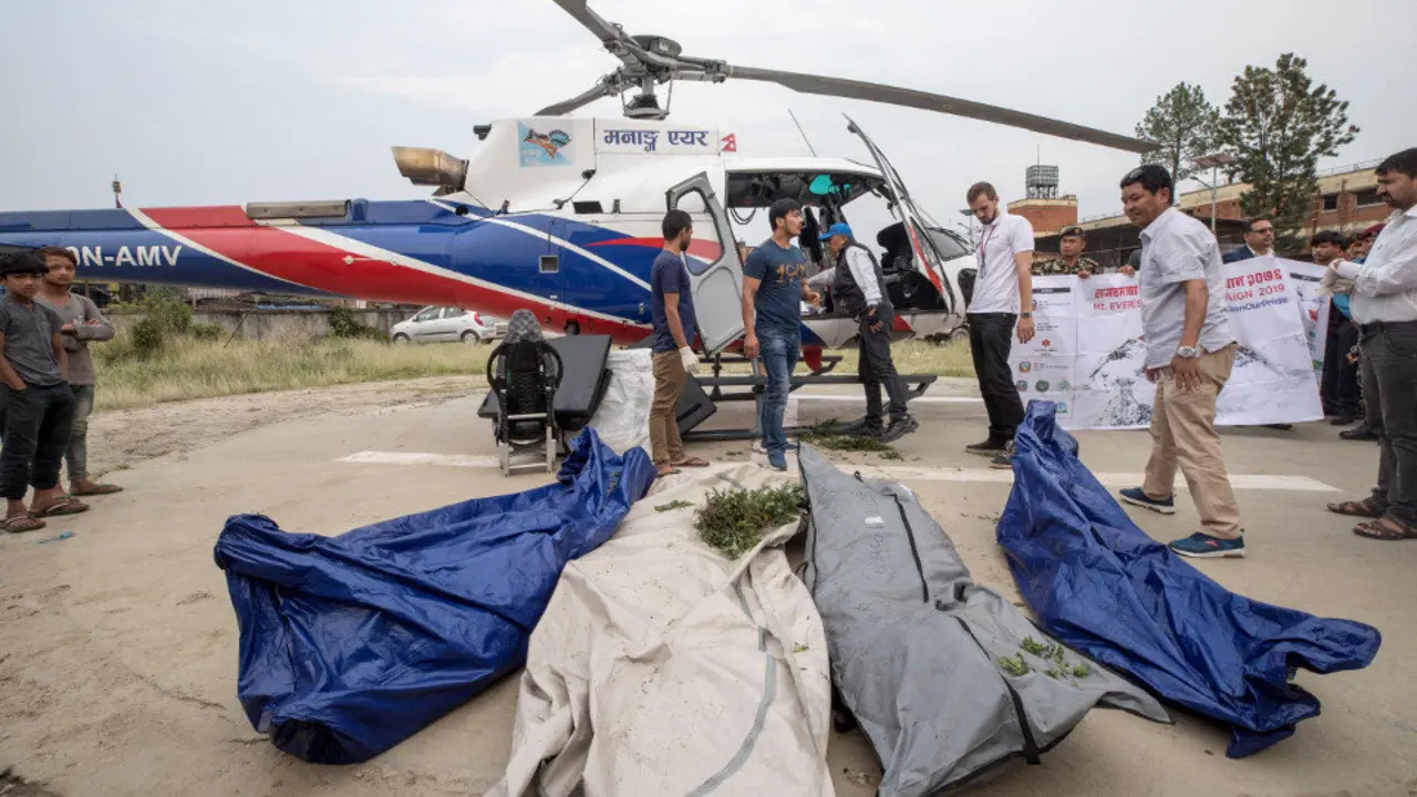 Rescate de cuatro cadáveres no identificados, hallados en el Everest en labores de inspección. N. SHRESTHA (EFE)