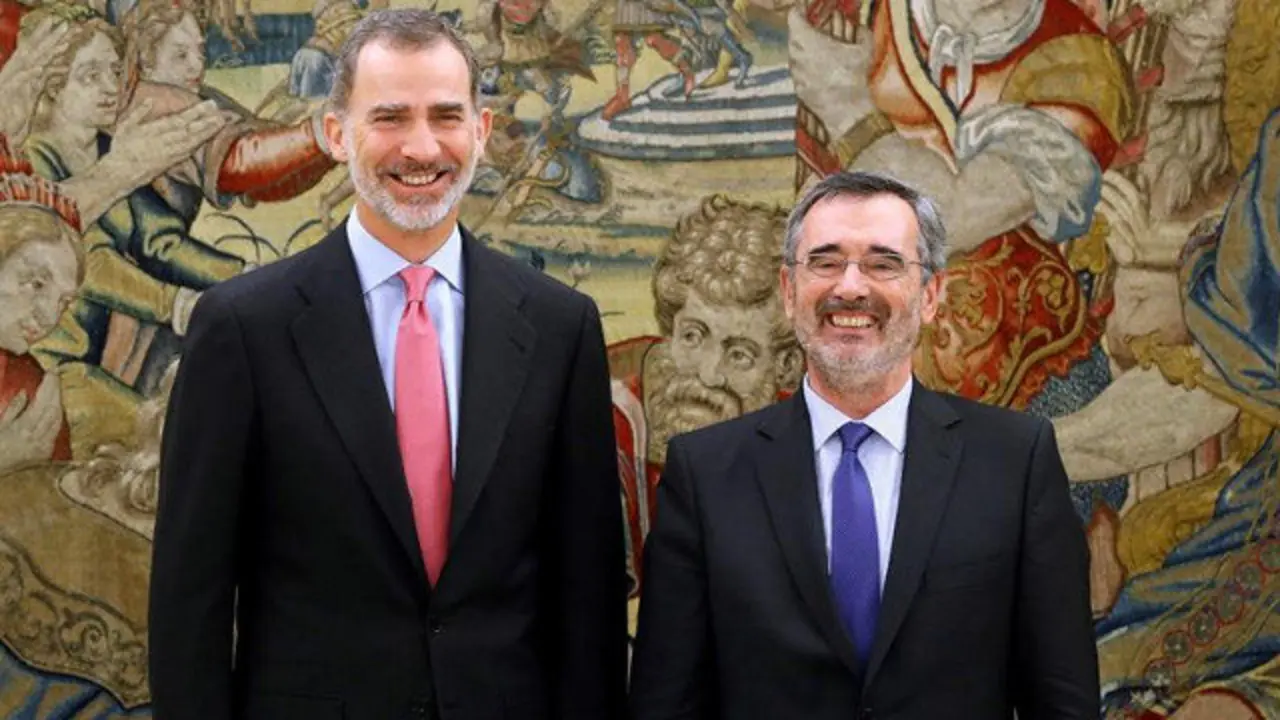 Manuel Cruz, con Felipe VI. BALLESTEROS (EFE)