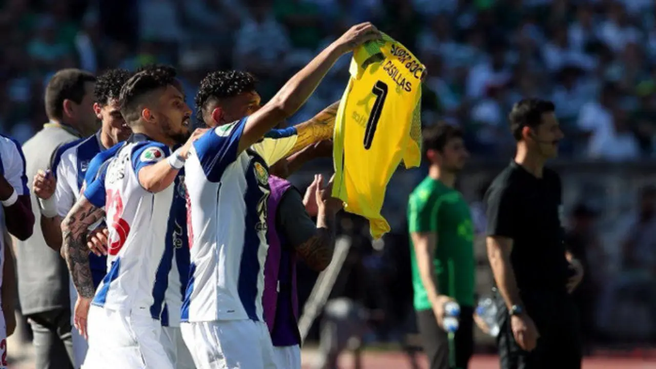 Los jugadores del Porto muestran la camiseta de Casillas. TWITTER