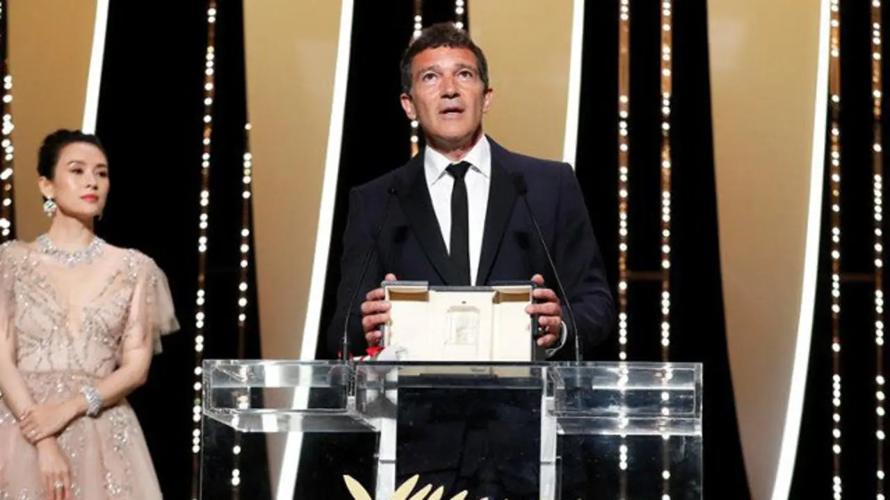 Antonio Banderas recibe el premio. SEBASTIAN NOGER (EFE)